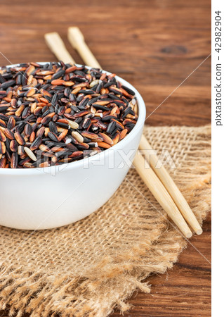 Black rice in a bowl 42982904
