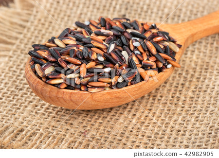 Wild rice in spoon 42982905