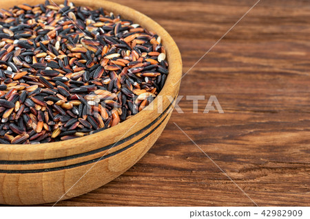 Black rice in a bowl 42982909