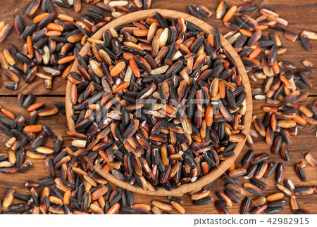 Black rice in a bowl 42982915