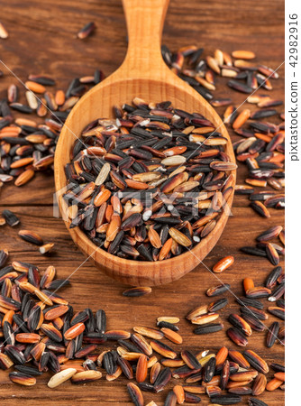 Wild rice in spoon 42982916