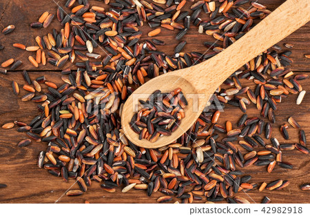Wild rice in spoon 42982918