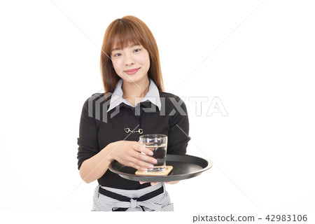 Waitress to carry drinks 42983106