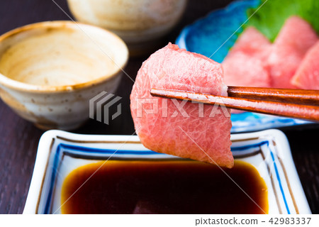 Along with Toro Japanese sake of Indian tuna Along with Toro Japanese sake of Indian tuna 42983337
