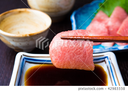 Along with Toro Japanese sake of Indian tuna Along with Toro Japanese sake of Indian tuna 42983338