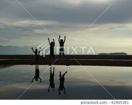 Three children jumping in the sky in the sky in the Seto Inland Sea 42985361