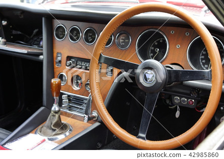 Toyota 2000 GT rare car interior is replaced with Yamaha wood instrument panel and steering 42985860