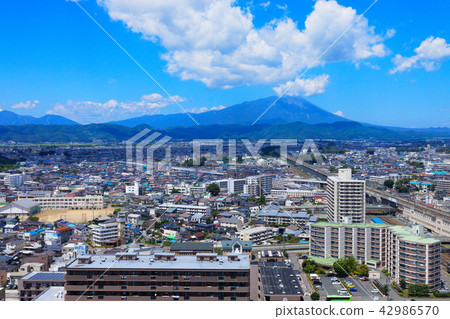 Akita Shinkansen overlooking Iwate volcano which blue sky spreads from Marios Akita Shinkansen overlooking Iwate volcano which blue sky spreads from Marios 42986570