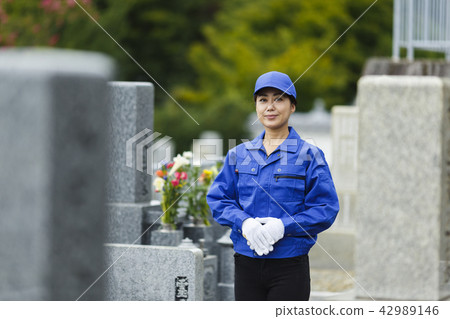 一個女人在工作服清潔墳墓 42989146