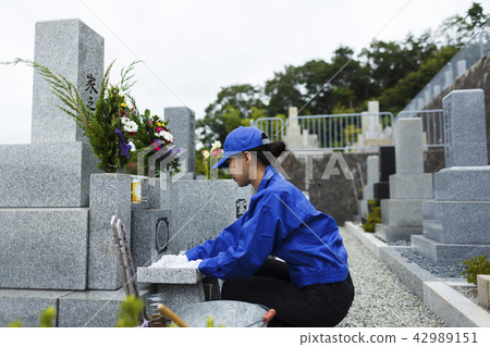 一個女人在工作服清潔墳墓 42989151