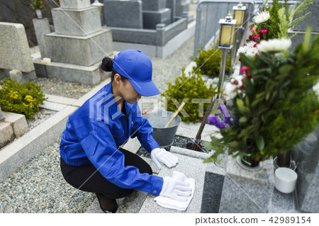 一個女人在工作服清潔墳墓 42989154