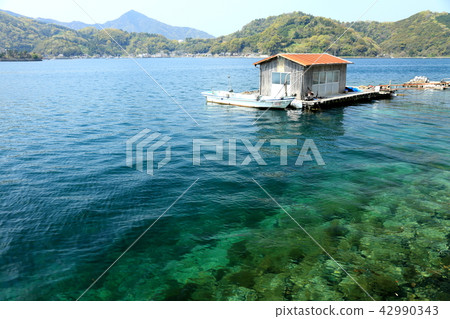 漂浮在大海中 42990343