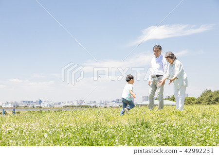 Senior Oshidori couple 42992231