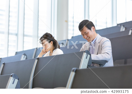 採取資格考試資格考試辦公室偶然企業場面的商人研討 採取資格考試資格考試辦公室偶然企業場面的商人研討 42993175