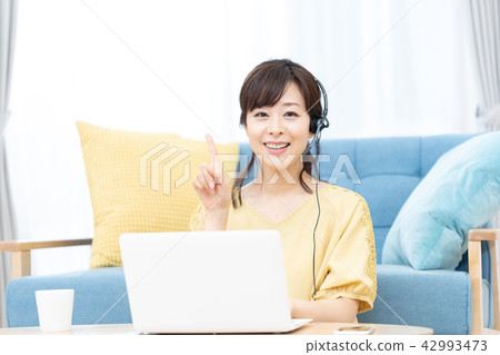 女性中年女性外語學習與家庭工作者耳機聊天 女性中年女性外語學習與家庭工作者耳機聊天 42993473