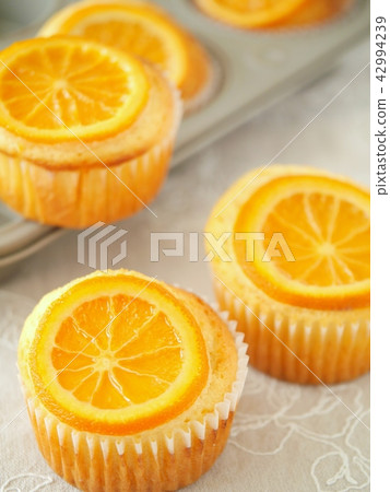 Orange muffin freshly baked (close-up) Orange muffin freshly baked (close-up) 42994239