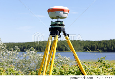 GNSS geodetic receiver works autonomously  42995637