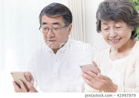 Senior to use smartphone 42997979