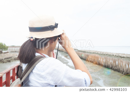 Back view of woman traveler enjoy shooting photo 42998103