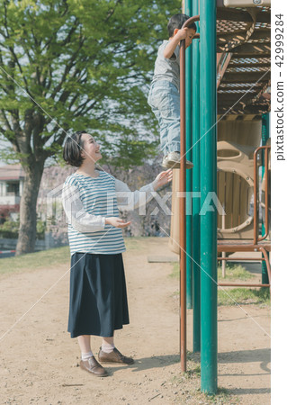 mother and child, park, parks 42999284