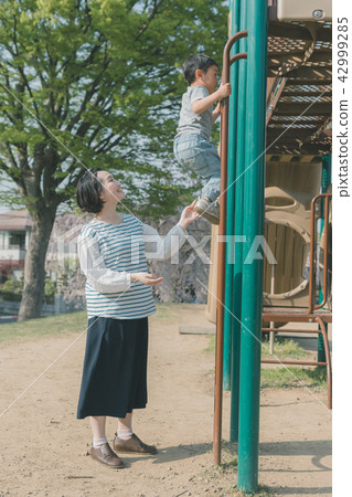 mother and child, grinning, smile 42999285