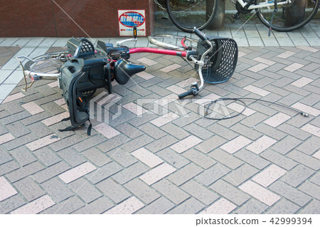 A bicycle that was thrown away 42999394