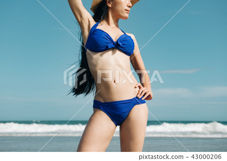 泳裝海灘勝地的少婦 泳裝海灘勝地的少婦 43000206