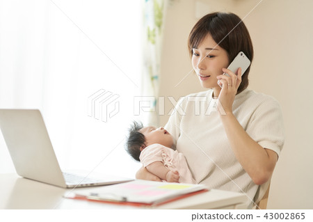 Baby Telecommuting Family Baby Telecommuting Family 43002865