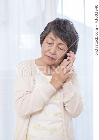 Senior female oleore fraud going into suspicious phone Senior female oleore fraud going into suspicious phone 43003940