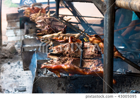 Pig roast, barbecued suckling pig Pig roast, barbecued suckling pig 43005095