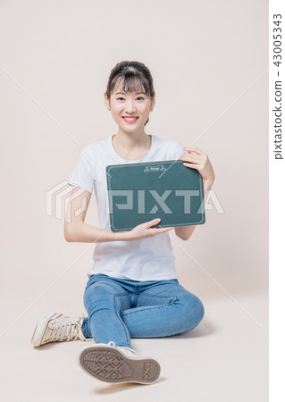 牛仔褲的一名婦女和擺在各種各樣的姿勢 牛仔褲的一名婦女和擺在各種各樣的姿勢 43005343