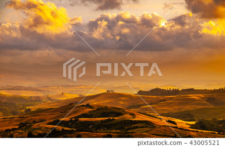 Evening with dramatic cloudscape in Tuscany, Italy 43005521