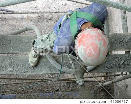 Construction workers plastering wall  43006717