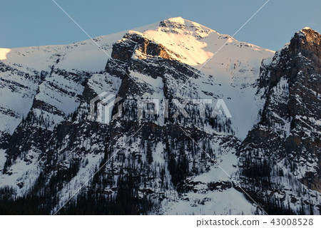 Lake Louise in Canada and the remaining mountains of snow 43008528