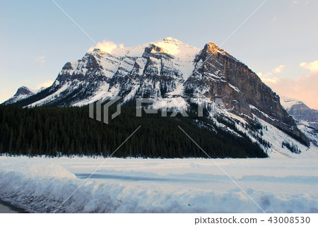 路易斯湖和雪山在加拿大 43008530