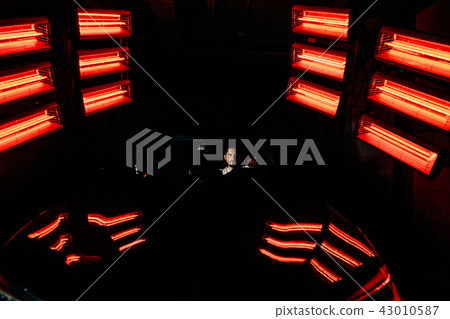 red lamps for curing ceramic polishing standing in back of car 43010587