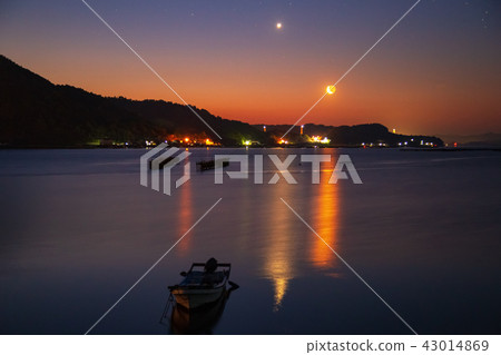 Ariake moon and dawn star in Setouchi Ariake moon and dawn star in Setouchi 43014869