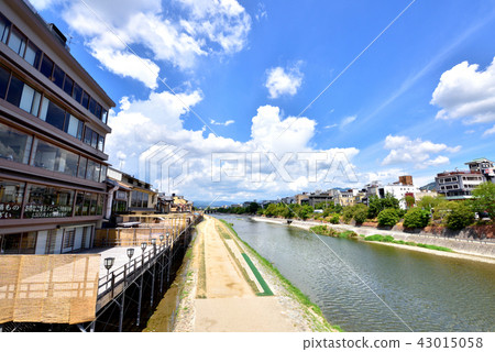 從鴨川地板風景京都夏日風景Kamogawa夏天風景京都夏天的京都四條大橋 43015058