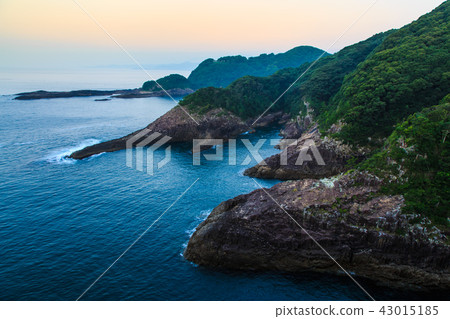 Dawn at Cape Hyuga [Hyuga City, Miyazaki Prefecture] 43015185