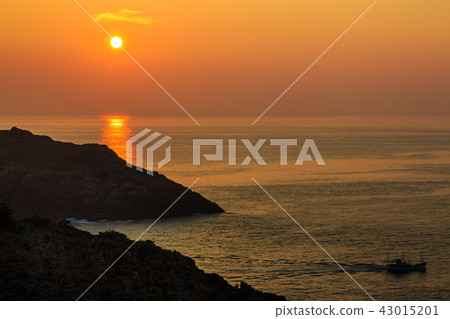 Dawn at Cape Hyuga [Hyuga City, Miyazaki Prefecture] 43015201