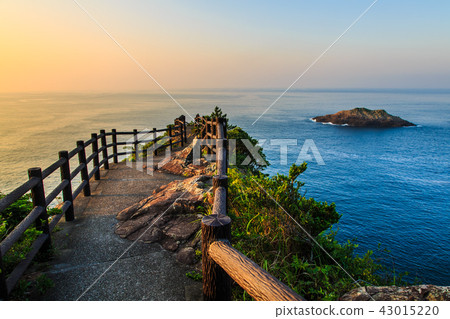 Dawn at Cape Hyuga [Hyuga City, Miyazaki Prefecture] 43015220