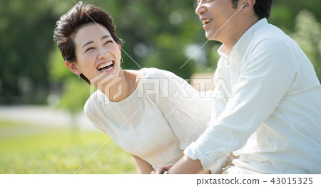 中間夫婦旅行約會生活方式圖像 43015325