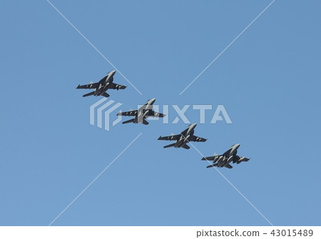 The US Navy carrier-based aircraft carrier Aircraft flying a clear blue sky F / A-18F Super Hornet Battle Attack Machine 43015489