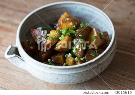 Deep fried potatoes 43015610