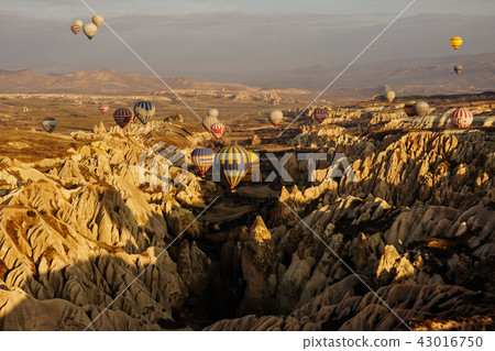 Flying hot-air balloons in Cappadocia 43016750
