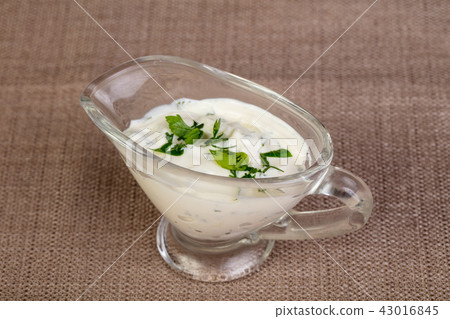 Cream sauce with parsley 43016845