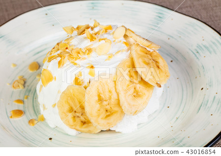 Banana cream dessert Banana cream dessert 43016854