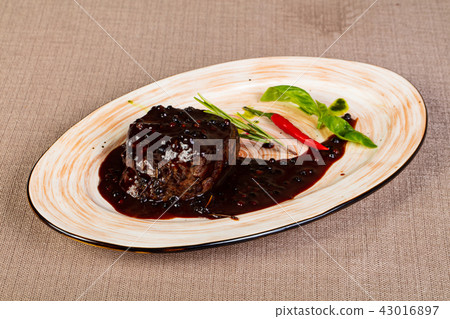 Baked beef in pepper sauce 43016897