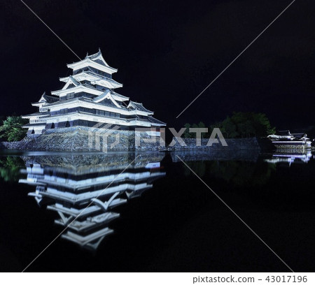 Matsumoto castle on the surface of the water Matsumoto castle on the surface of the water 43017196