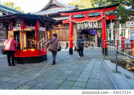 Red in the precincts of Chiyo ware inari shrine lantern Lampmakers worshipers 43017214
